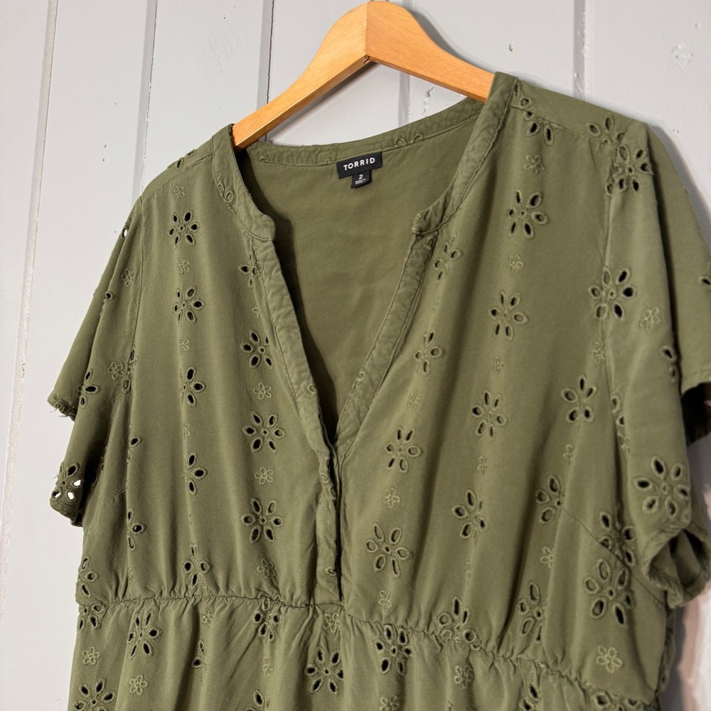 Torrid Babydoll Eyelet Tiered Top Green V-neck Short Sleeve‎ Feminine size 2 - Picture 3 of 14